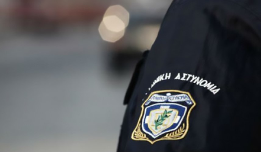 Αστυνομικός ξυλοκοπούσε την κοπέλα του στη μέση του δρόμου